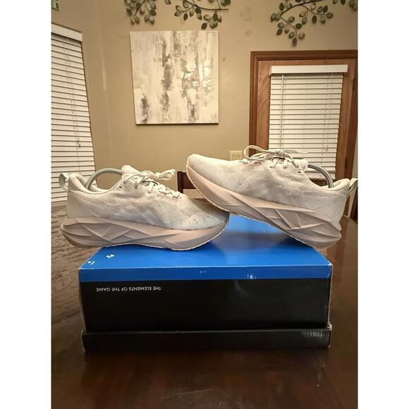 Asics Shoes - Womens Size 7.5- ASICS Novablast 5 Wide White Fawn No Insoles